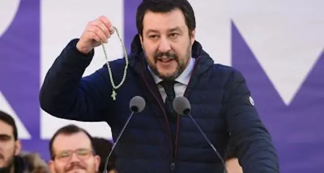 Coronavirus. Prete replica a Salvini. \"Messe a Pasqua? Non usiamo il popolo. Obbediamo ai vescovi non a te\"