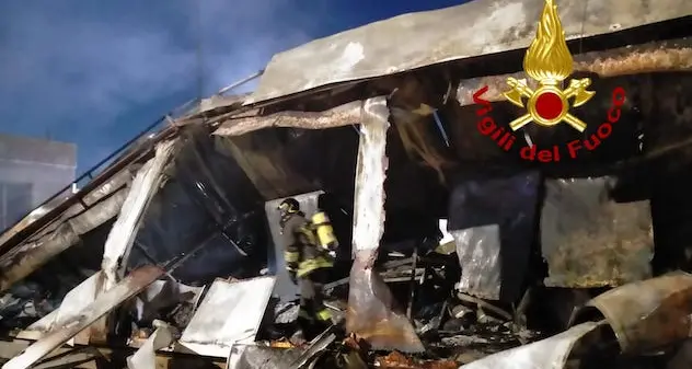 Porto Torres. Fiamme nell’ex biglietteria della compagnia navale