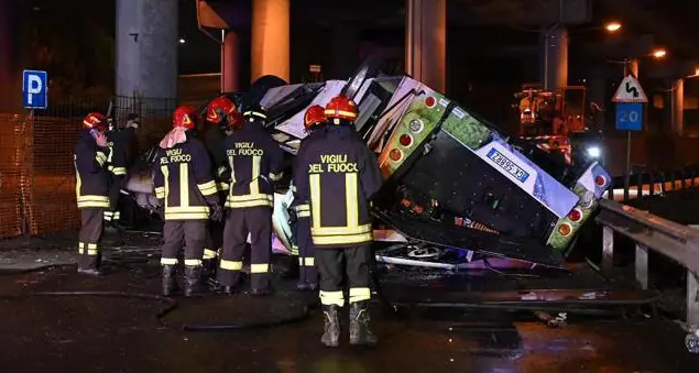 Mestre, all'alba rimosso il pullman precipitato dal cavalcavia