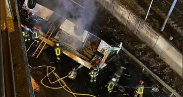 Tragedia a Mestre: bus precipita dal cavalcavia, 21 morti e 15 feriti