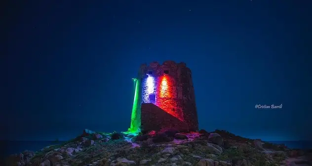 La Torre di Bari Sardo, circondata dal mare, si veste del tricolore