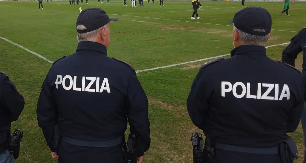 Colpisce poliziotto con un sasso prima di Fiorentina-Cagliari, arrestato tifoso