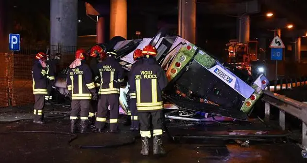 Bus Mestre, identificate tutte le 21 vittime. Indagini sull'incidente: guardrail sotto esame