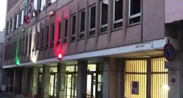 Il Comune illuminato con il tricolore