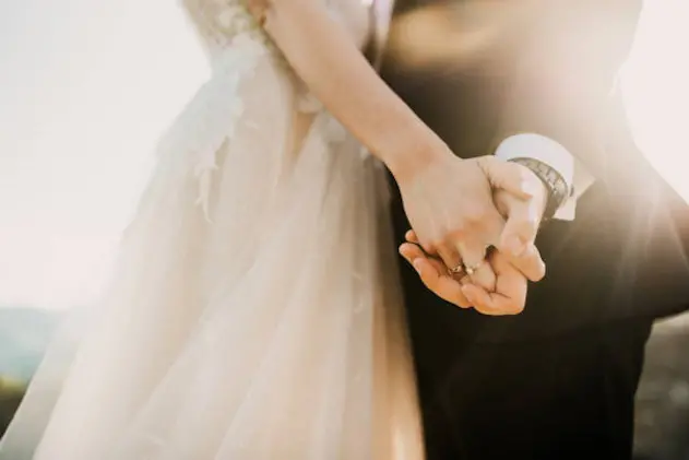 Bride and groom\\'s hands