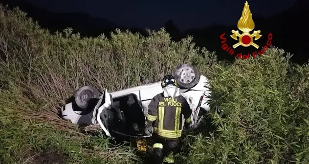 Incidente stradale a Siniscola: conducente incastrato sotto l’auto