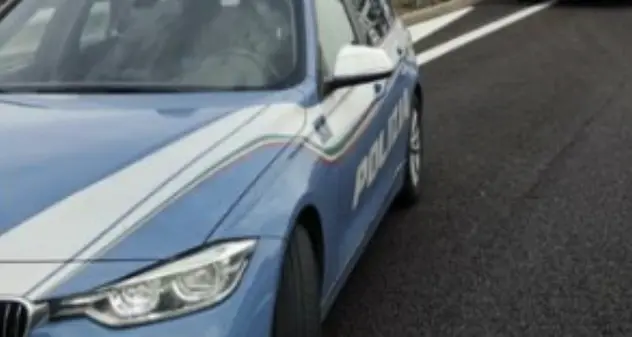 Contromano con la Mercedes sulla 131 Dcn sbatte contro un camion