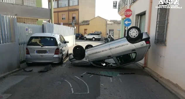 Viola le disposizioni anti Covid-19 e causa un incidente: sanzione e auto distrutta per un 20enne