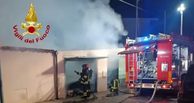 Terralba. Rogo in cortile, le fiamme minacciano un'abitazione: evacuati residenti