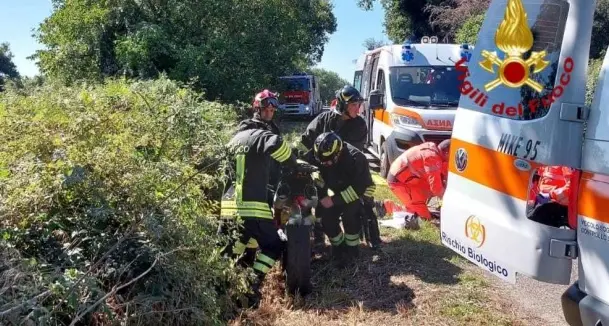 In moto finisce fuori strada a Santu Lussurgiu: la moglie lancia l'allarme