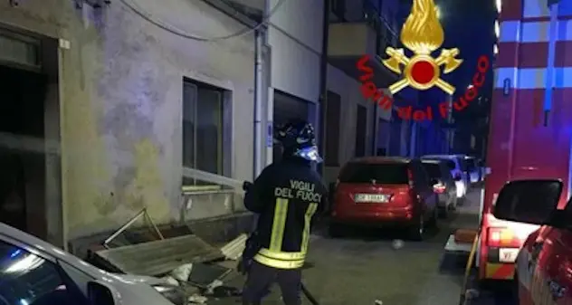 Abitazione in fiamme a Macomer: donna priva di sensi salvata dai Vigili del Fuoco