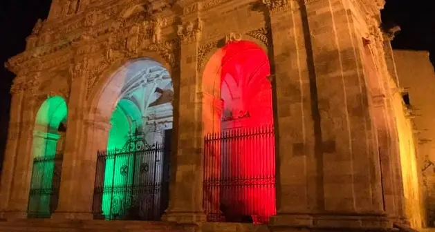 Sassari illuminata di verde, bianco e rosso