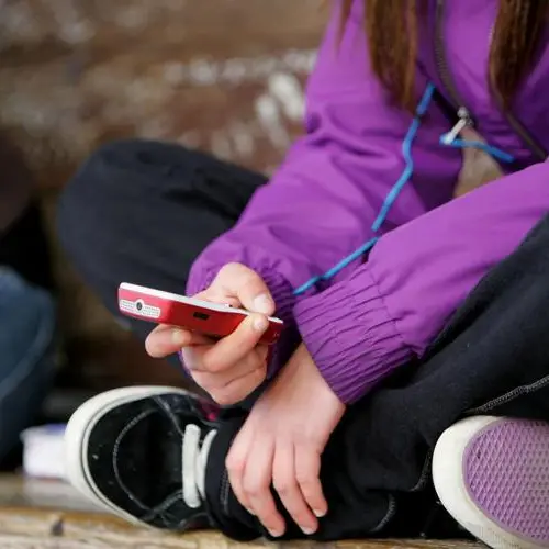 \"IA sempre disponibile, non mi giudica\": sempre più adolescenti cercano consigli online