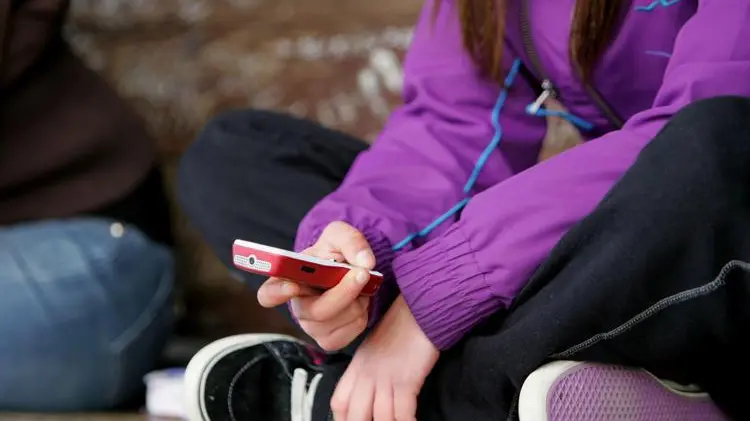 \"IA sempre disponibile, non mi giudica\": sempre più adolescenti cercano consigli online