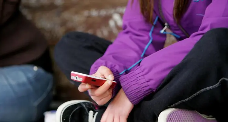 \"IA sempre disponibile, non mi giudica\": sempre più adolescenti cercano consigli online