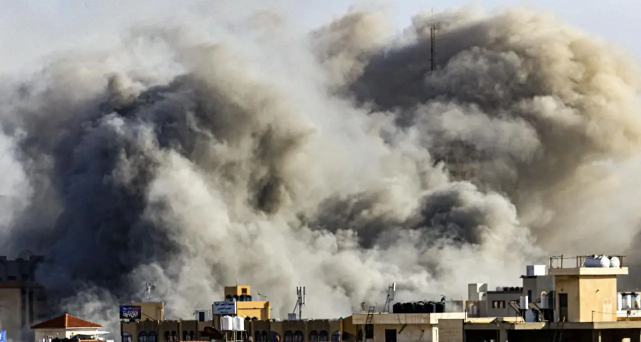 Raid israeliani su Gaza: tra le vittime anche membri della Croce Rossa