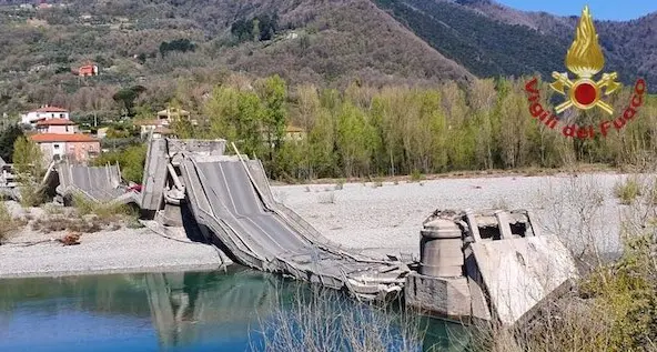 Crolla il ponte di Caprigliola tra La Spezia e Massa. C’è un ferito