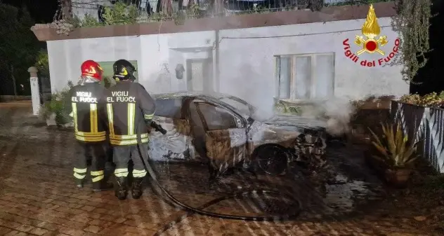 In fiamme un'auto a Gavoi: si indaga per risalire alle cause