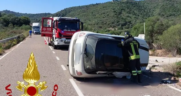 Loiri Porto San Paolo. Colpisce muretto a secco e si ribalta, donna ferita