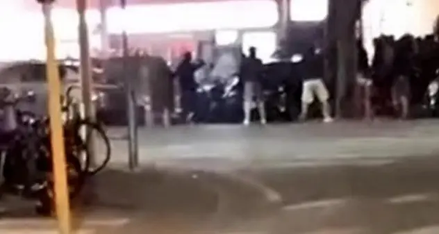 Rissa prima di Fiorentina-Cagliari, 20 Daspo a tifosi rossoblu