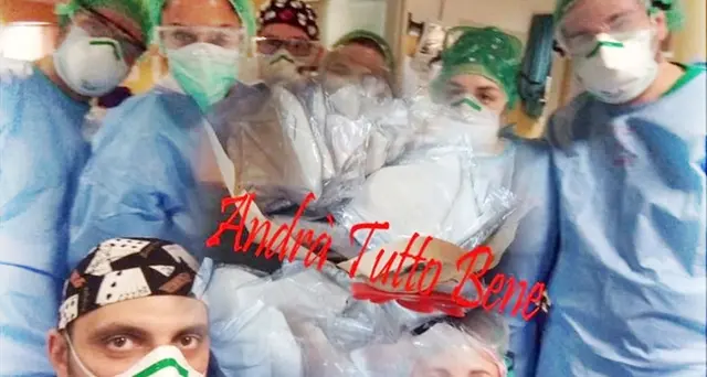Le 12 sarte dal cuore d’oro: mascherine gratis al Pronto Soccorso del Santissima Trinità
