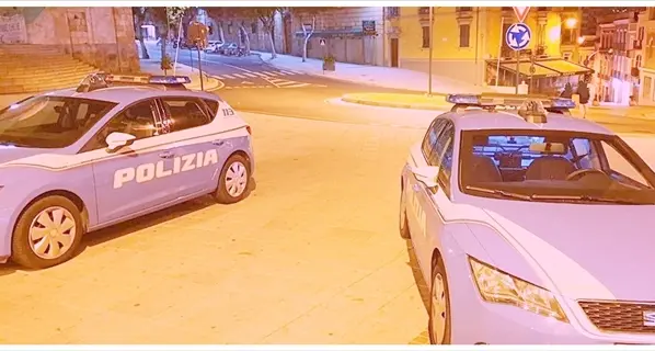 “Bruciano” l’alt della Polizia, vengono inseguiti e cadono dallo scooter: denunciati