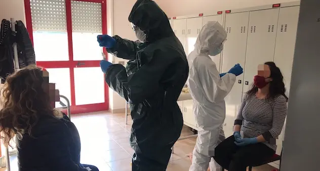 Coronavirus. Medici e infermieri della Sanità militare nella casa di riposo per anziani di Tula