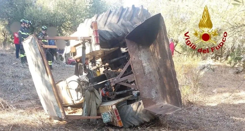 Trattore si ribalta a Tula: sul posto l'elisoccorso, tre feriti