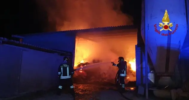 Serdiana, incendio in un capannone agricolo: Vigili del Fuoco a lavoro fino all’alba