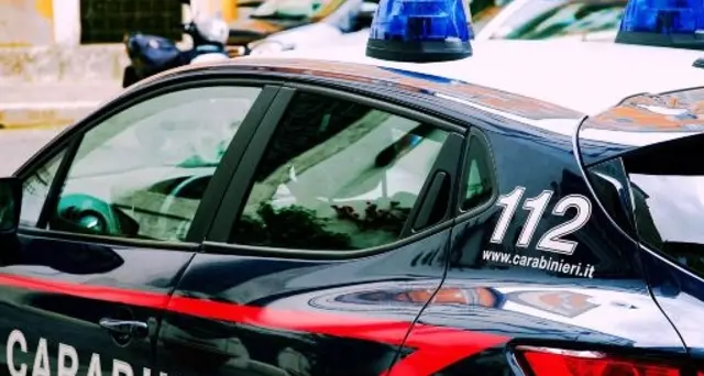 Minaccia i genitori con un coltello, 21enne in manette