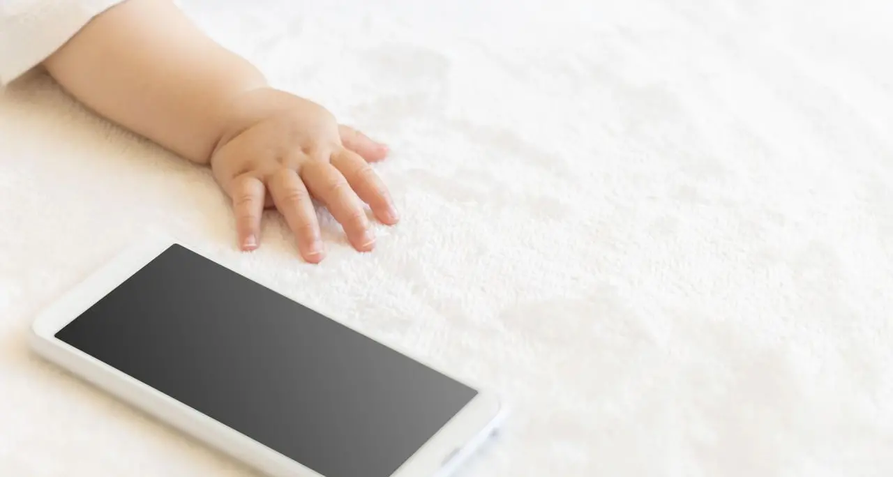 Ansia e insonnia da tablet e device per bimbi, mai schermi sotto i 3 anni