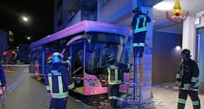 Mestre, un altro autobus senza controllo si schianta: 15 i feriti