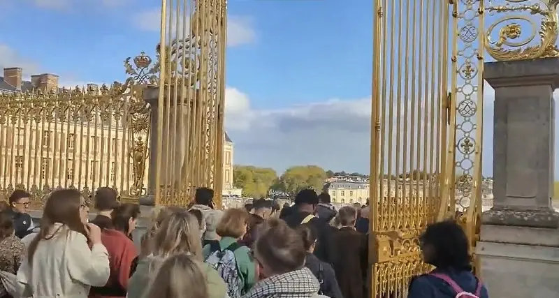 Allarme bomba alla Reggia di Versailles, chiuso il Louvre. Francia innalza il livello di allerta