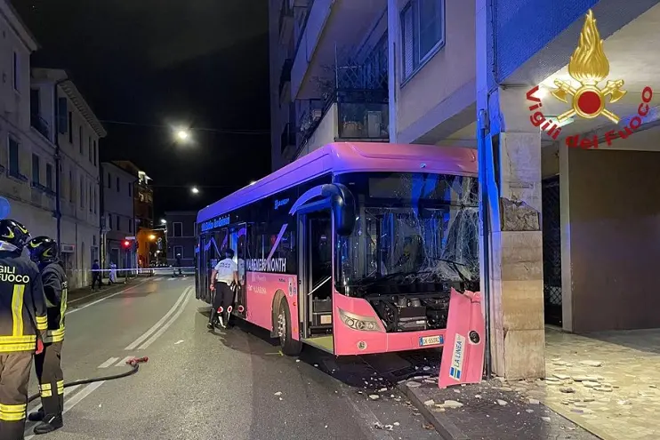 Nuovo incidente per un bus di linea a Mestre, in Via Carducci, l\\'autobus, un mezzo elettrico ha urtato un pilastro di un\\'abitazione dopo che il conducente ha perso il controllo del mezzo e ha attraversato la carreggiata, 14 ottobre 2023. Nell\\'incidente l\\'autista \\u00E8 rimasto ferito, mentre quattordici passeggeri avrebbero riportato contusioni lievi. \\nANSA/VIGILI DEL FUOCO\\n+++ ANSA PROVIDES ACCESS TO THIS HANDOUT PHOTO TO BE USED SOLELY TO ILLUSTRATE NEWS REPORTING OR COMMENTARY ON THE FACTS OR EVENTS DEPICTED IN THIS IMAGE; NO ARCHIVING; NO LICENSING +++ NPK +++