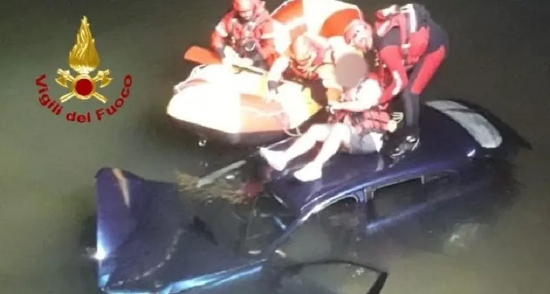 Santa Giusta, perde il controllo dell'auto e finisce in acqua: salvo il conducente