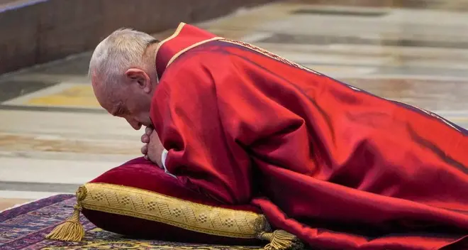 Una piazza vuota per la Via Crucis del Papa