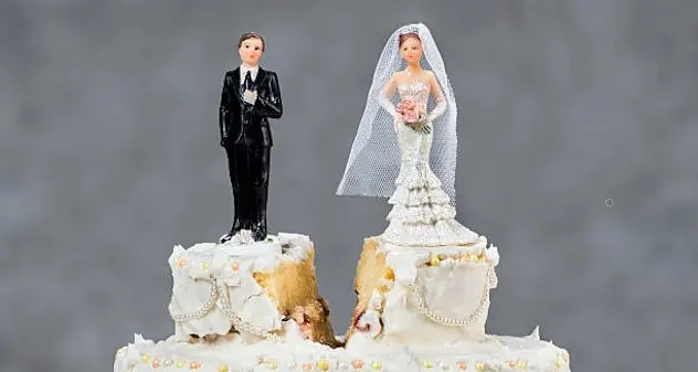 Il neo marito le affonda la faccia nella torta nuziale: sposa chiede il divorzio