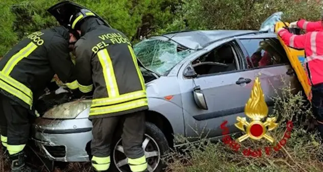 Ghilarza, auto esce fuori strada e finisce nella parte opposta della carreggiata