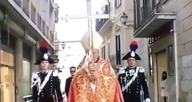 Coronavirus. Via crucis a Chieti, il Cristo si stacca dalla croce. Il video