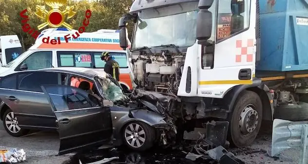 Scontro tra auto e tir sulla Statale 389, un morto e una donna ferita