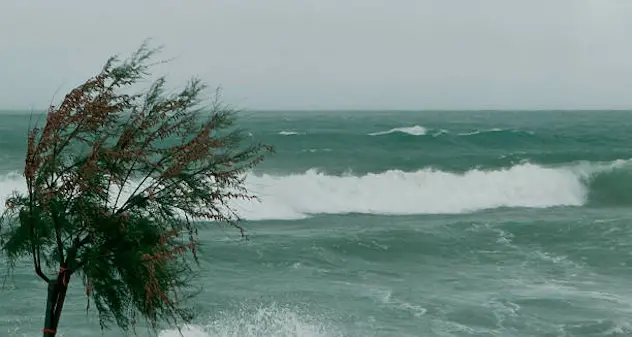 Venerdì nero con nubifragi e tempeste di vento. Mareggiate in Sardegna