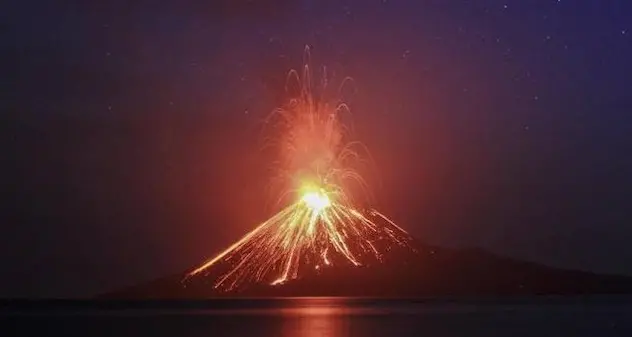 In Indonesia si è risvegliato il vulcano Anak Krakatau: colonna di cenere fino a 15 chilometri nel cielo