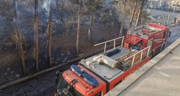 Incendi: oltre 150 persone evacuate nel messinese, decine case distrutte dalle fiamme