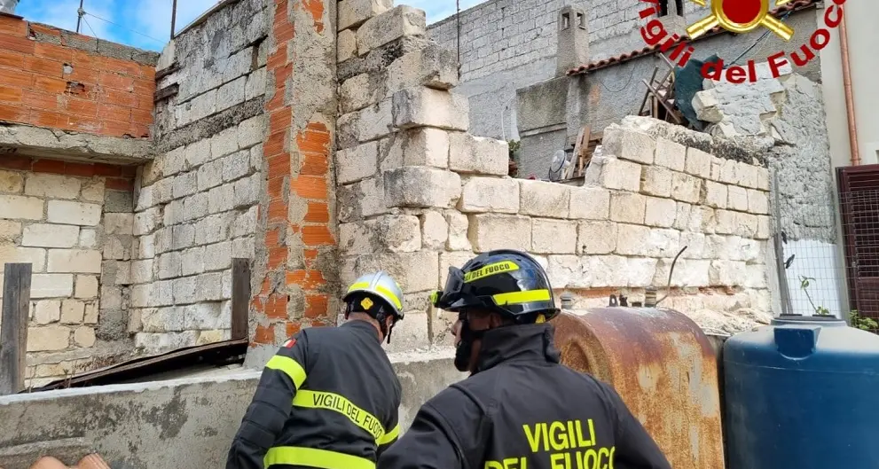 Crolla una scala esterna a Ossi, intervengono i Vigili del fuoco