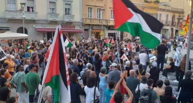 Israele, in centinaia per le strade di Cagliari: “Gaza libera”
