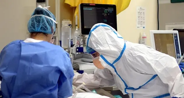 Sospese le multe ai medici “colpevoli” di aver lavorato troppo per il Covid