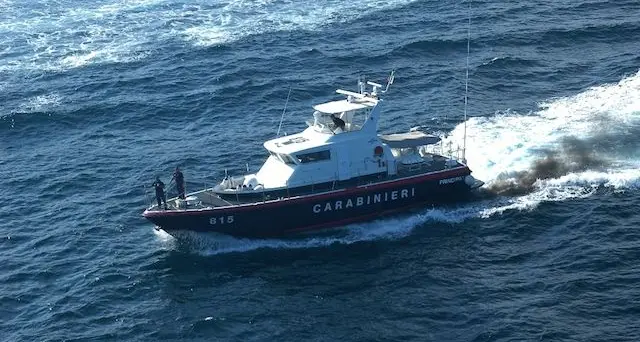 La Maddalena. Carabinieri fermano tre rumeni a bordo di uno scooter. Giunti in caserma uno di loro tenta la fuga