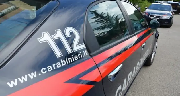 Accoltella alla gola la fidanzata al culmine di una lite: arrestato