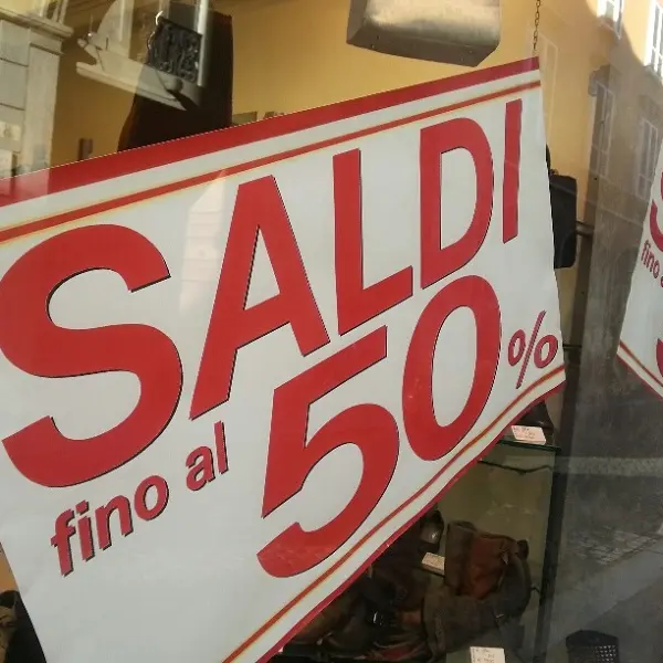 Sabato al via i saldi estivi: ogni famiglia spenderà 157 euro