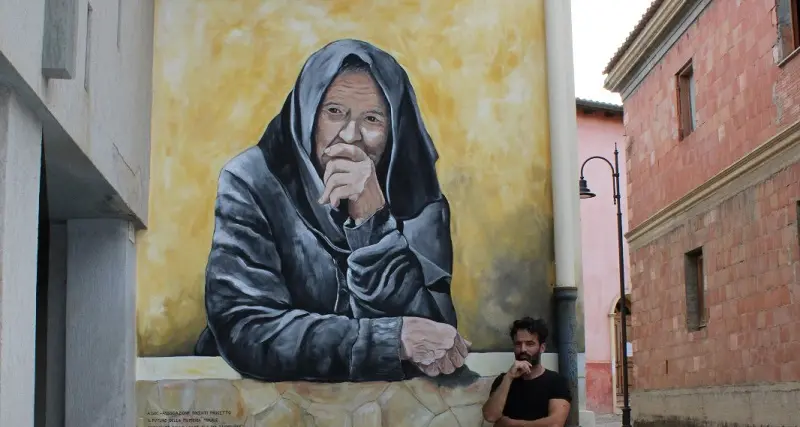 “Un'anziana curiosa” è il nuovo murale di Stefano Pani che abbellisce Muravera